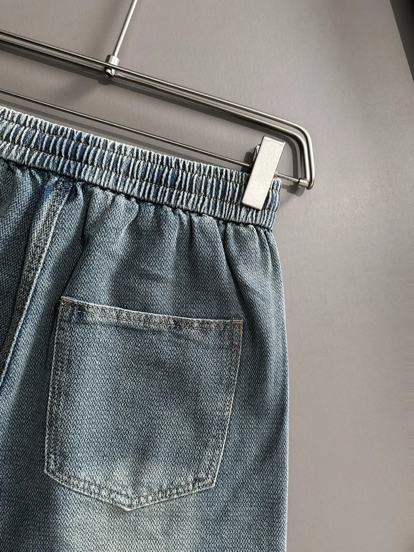 🅿️330 Stone Island 2025 summer new jeans denim shorts are woven from imported Japanese Denim plain cotton denim fabrics. They have three standards. The top stonewashing process makes the texture reach the old taste of the 1980s. It is soft, delicate, comfortable and breathable. The color has a modern and fashionable vicissitudes. The upper body is versatile and fashionable! Light luxury, a must-have item for daily commuting! Size: M-4XL (please state your height and weight when placing an order)